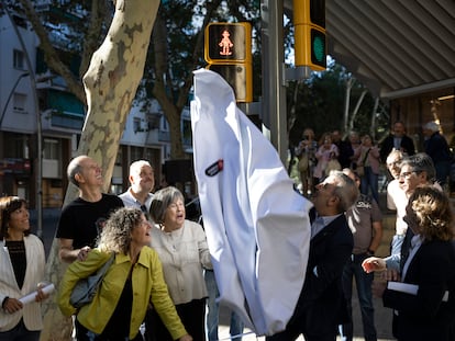 El alcalde Jaume Collboni, acompañado de la familia de Francisco Ibáñez, descubre el semáforo dedicado a Mortadelo y Filemón.