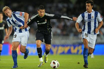 Cristiano Ronaldo pugna por el balón con Rivas y Xabi Prieto