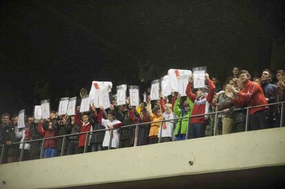 Un grupo de niños manifiesta su rechazo a la violencia durante el encuentro de Copa del Rey entre el L'Hospitalet y el Atlético de Madrid, alzando una pancarta reivindicativa con el lema: "No a la violencia".