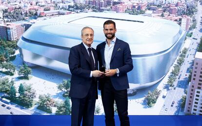 El presidente del Real Madrid, Florentino Pérez, posa junto a Nacho Fernández, ya defensa del Al Qadsiah, este miércoles en Madrid.