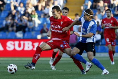 David Cortés y David Barral disputan un balón.