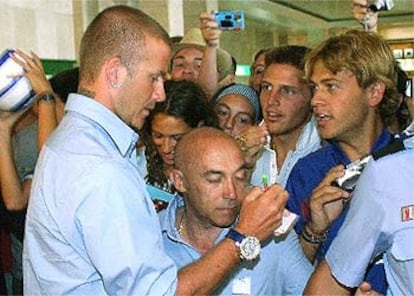 David Beckham firma autógrafos en el aeropuerto de Jerez