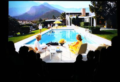 Fotografía de Slim Aarons proyectada en un cine.