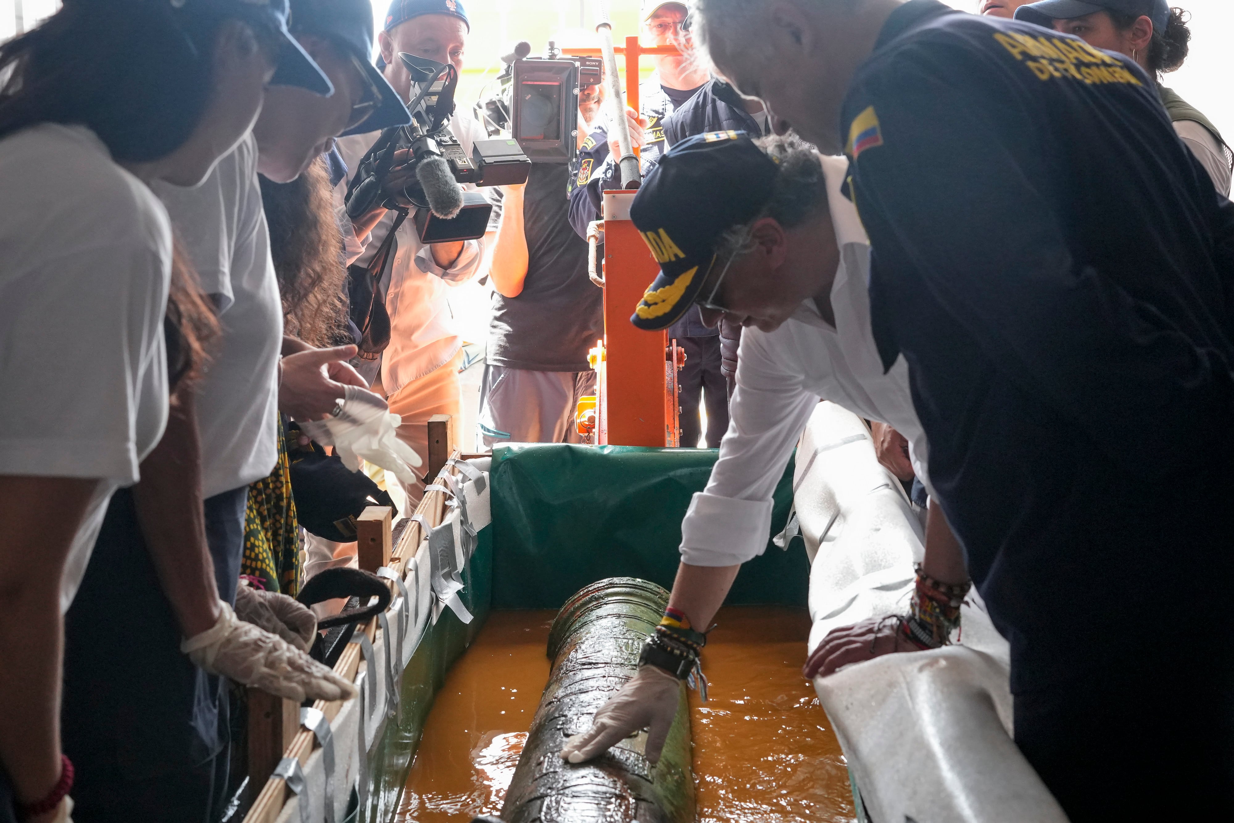 El Gobierno colombiano retira del fondo del mar cinco piezas del pecio del galeón español San José