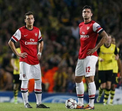 Giroud y Ozil después del segundo gol del Borussia Dortmund.