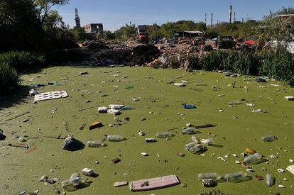 Las lagunas tóxicas son cloacas a cielo abierto que pueden encontrarse por toda la zona. Además de la basura que proviene de las casas, las lagunas albergan todo tipo de residuos de la actividad industrial. En esas aguas hay restos de plomo, benceno o ácido hipúrico.