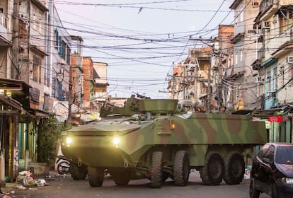 Tanques blindados da Marinha ocupam as favelas que compõem o Complexo da Maré, no Rio de Janeiro. A ocupação faz parte do processo de instalação das Unidades de Polícia Pacificadora (UPP) no local.