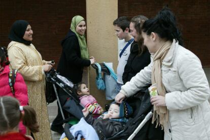 Madres inmigrantes  y españolas se saludan en  Tarragona.