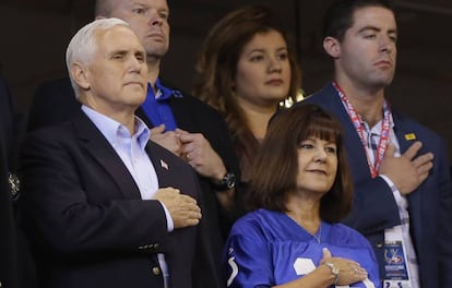 Pence e sua esposa no estádio dos Colts antes de irem embora.