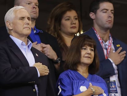 Pence e sua esposa no estádio dos Colts antes de irem embora.