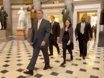 El presidente de la Cámara de Representantes de EE.UU., el republicano John Boehner (i), camina por el Capitolio en Washington DC, Estados Unidos.