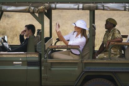 Melania Trump saca fotos con su móvil durante un safari en Nairobi, el 5 de octubre de 2018.