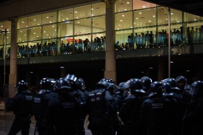 Policías y manifestantes en el Aeropuerto de Barcelona-El Prat.