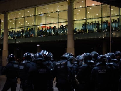 Policías y manifestantes en el Aeropuerto de Barcelona-El Prat.