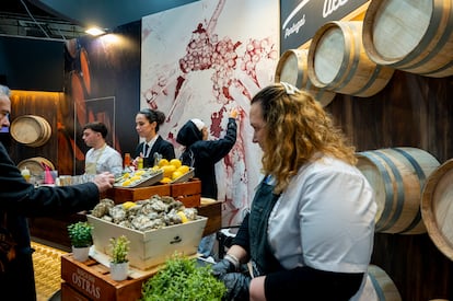 Una degustación de productos de la costa portuguesa y una empleada pintando un óleo con vino de la región del Duero.