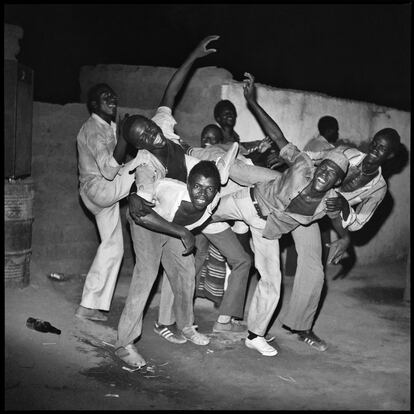 Jóvenes de Dogona divirtiéndose, 1980.