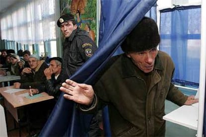 Un hombre sale de una cabina tras votar en un colegio electoral de Grozni.