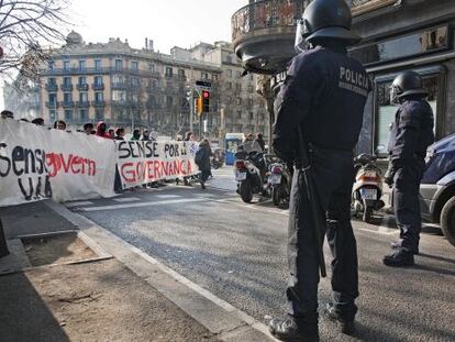 Estudiantes manifest&aacute;ndose ante la sede del departamento de Economia.