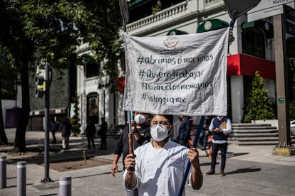 David Morales, trabajador de la pizzería La Loggia, protesta en el 'cacerolazo' en Polanco.