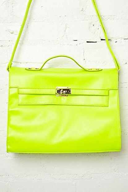 Bolso satchel amarillo neón de Free People (60 euros).