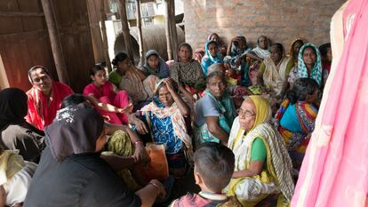 Un grupo en enfermos espera delante del ambulatorio de la ONG German Doctors en Howrah.