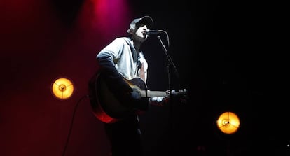 Mikel Erentxun durante un concierto solidario en el WiZink Center de Madrid en febrero de 2018.