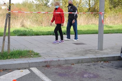 Una pareja pasa por el lugar del apuñalamiento de una mujer en Vitoria.