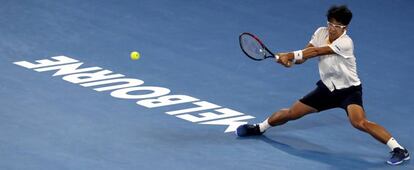 Chung devuelve una pelota contra Djokovic.