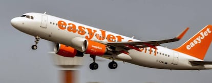 Un avi&oacute;n de Easyjet despega del aeropuerto de Lille, Francia