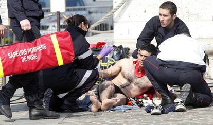 El militante de la izquierda <i>abertzale</i>, atendido a los pies del Arco de Triunfo, después de caer a una altura de 10 metros.