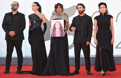 El actor Amer Hlehel, la actriz Clara Khoury, la directora y guionista Kaouther Ben Hania, el actor Motaz Malhees y la actriz Saja Kilani, esta semana en el festival de Venecia.
