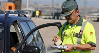 Un agente de la Guardia Civil cobrando una multa a un vehículo en Madrid.