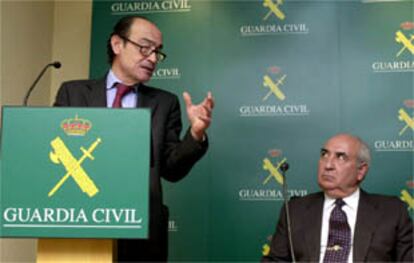 El director general de la Guardia Civil Santiago López Valdivielso, explica,en presencia del delegado del Gobierno de Madrid Francisco Javier Ansuátegui, los detalles de la operación