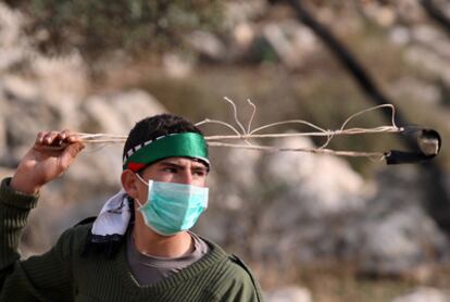 Un palestino maneja maneja una honda durante las protestas en Bilin contra el muro de separación en Ramala.maneja