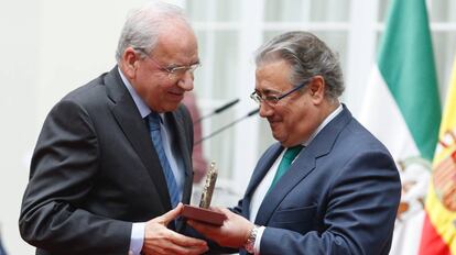 Alfonso Guerra recibe de Juan Ignacio Zoido el reconocimiento del Gobierno por su defensa de la Constitución.