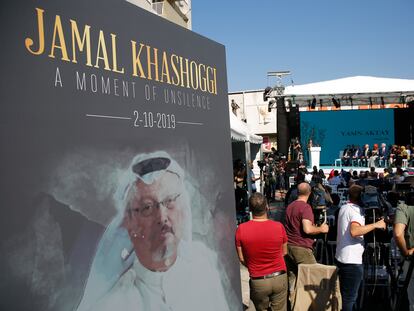 Imagen del periodista Jamal Kashoggi, supuestamente asesinado por las autoridades saudíes, en una ceremonia en Estambul, en septiembre de 2020.