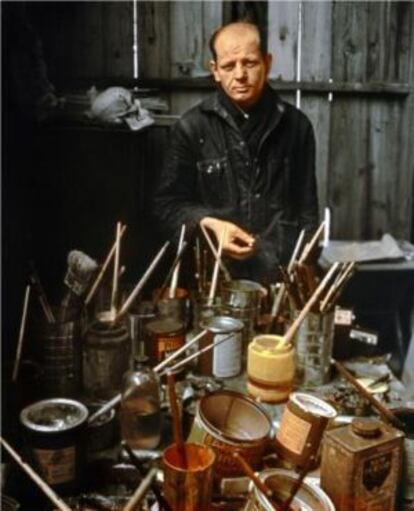 Pollock en su estudio fotografiado por Arnold Newman, en 1949.