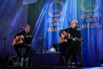 Jose Ignacio Lapido y Miguel Ríos, juntos en el escenario durante su actuación en el concierto solidario 'Granada Con Ucrania' en el Palacio de Deportes de Granada. 