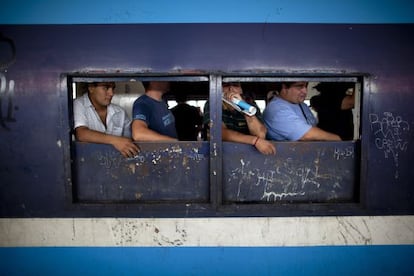 Pasajeros en un tren en la estación Once de Buenos Aires.