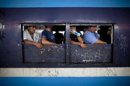 Pasajeros en un tren en la estaci&oacute;n Once de Buenos Aires.