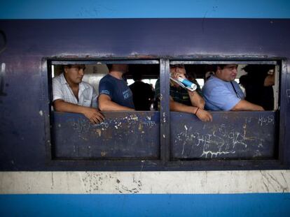 Pasajeros en un tren en la estaci&oacute;n Once de Buenos Aires.