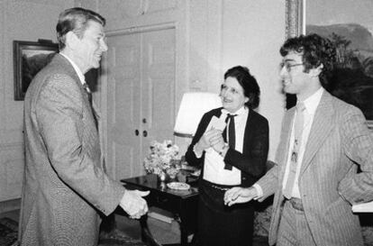 El ex presidente de EE UU, Ronald Reagan, recibe en la Casa Blanca a Helen Thomas, que entonces trabajaba para la United Press International, y a Jim Gerstenzang, de Associated Press (13 de abril de 1981).