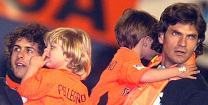 Dos de los jugadores emblemáticos del Valencia, Pellegrino y Aimar, celebran el campeonato de Liga junto a sus hijos, en lo alto del autobús.