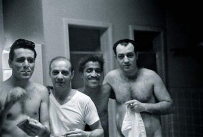 El núcleo del Rat Pack, en una sauna, el segundo por la derecha Sammy Davies Jr.