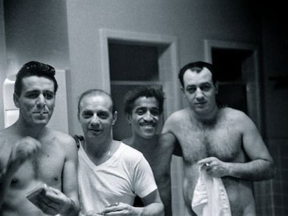 El núcleo del Rat Pack, en una sauna, el segundo por la derecha Sammy Davies Jr.