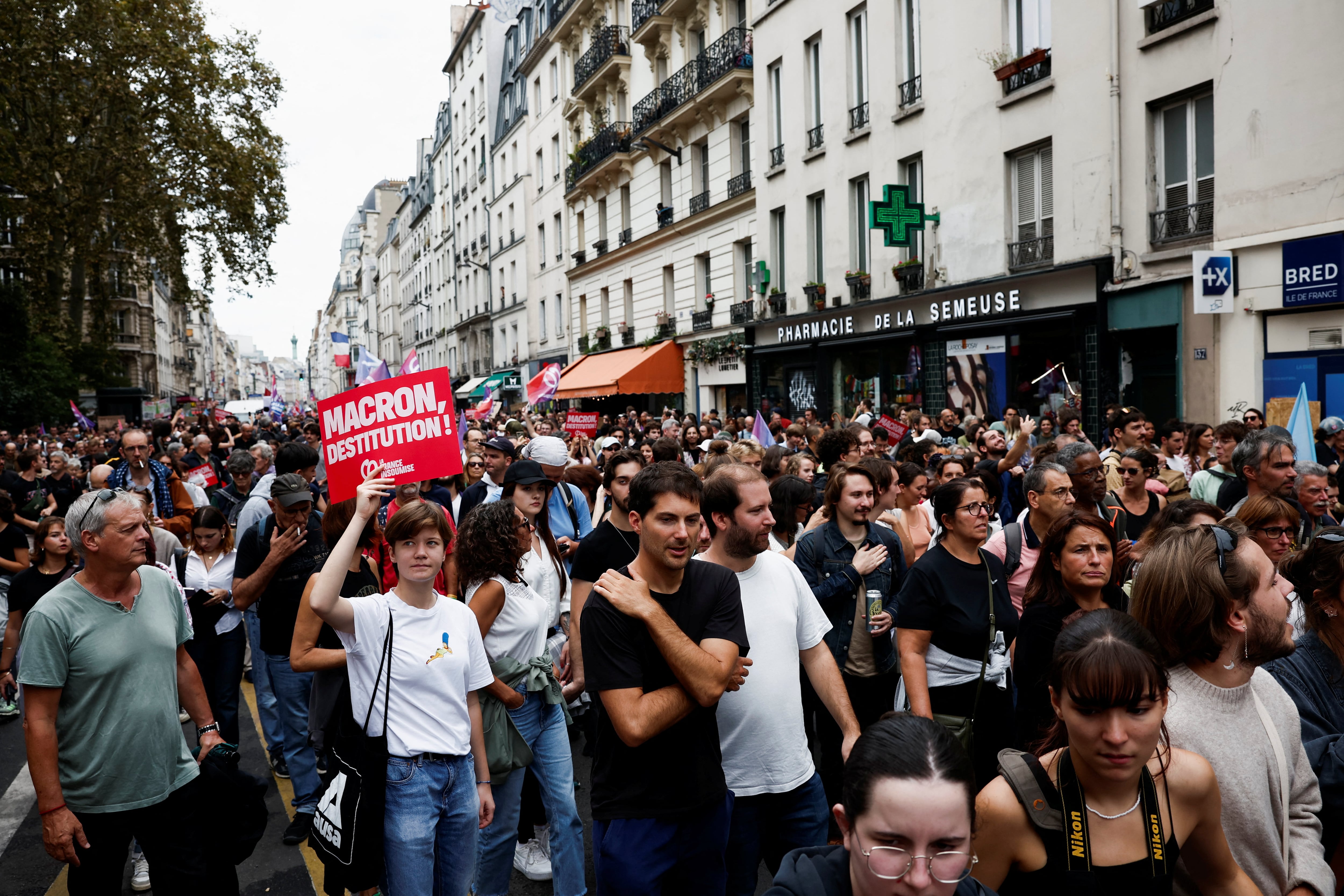 La izquierda saca a miles de personas a las calles de toda Francia para protestar contra Macron 