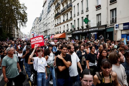 Manifestantes recorren las calles de París para protestar contra Macron.