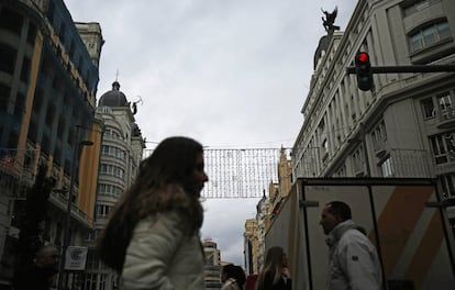 Reino de estatuas. Las alturas de la Gran Vía están plagadas de estatuas. El número 60, un edificio de Casto Fernández-Shaw, está coronado por un romano de bronce —de Victorio Macho— que sujeta sobre su cabeza una casa, una especie de alegoría del ahorro. En el 68, una estatua de un fénix sobre el que descansa un hombre. E incluso hay dos estatuas que dialogan:'Diana cazadora', que llegó en 2017 al edificio de Gran Vía, 31, le dispara al 'Ave Fénix' del edificio de enfrente, en Gran Vía, 32, para que le devuelva a su amado.