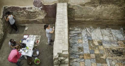 A la izquierda, las paredes de estuco; a la derecha, la solería compuesta por mármoles del Mediterráneo, en Écija.
