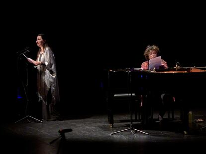 Ana Vega Toscano (de pie) y Marisa Manchado en un momento de 'Una voz en la noche' en los Teatros del Canal.